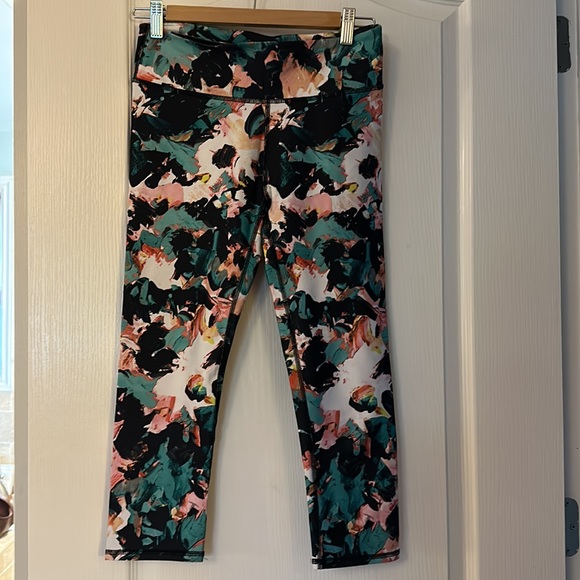 Fabletics Define PowerHold Mid-Rise Capri legging - Picture 3 of 3
